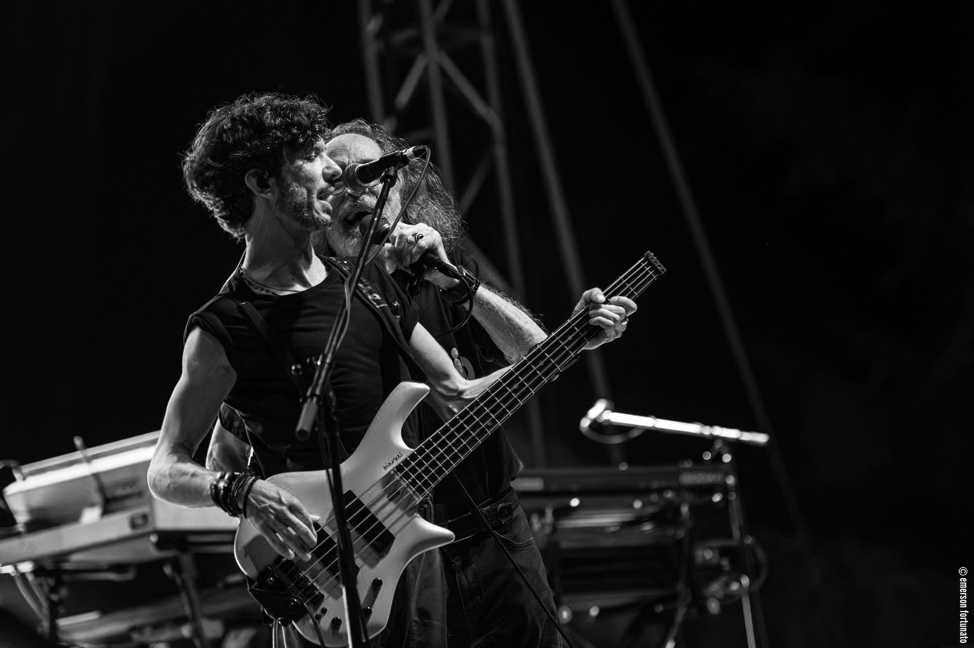 Luca Zabbini al basso sul palco con la PFM – Premiata Forneria Marconi ad Alassio, tour estivo 2026