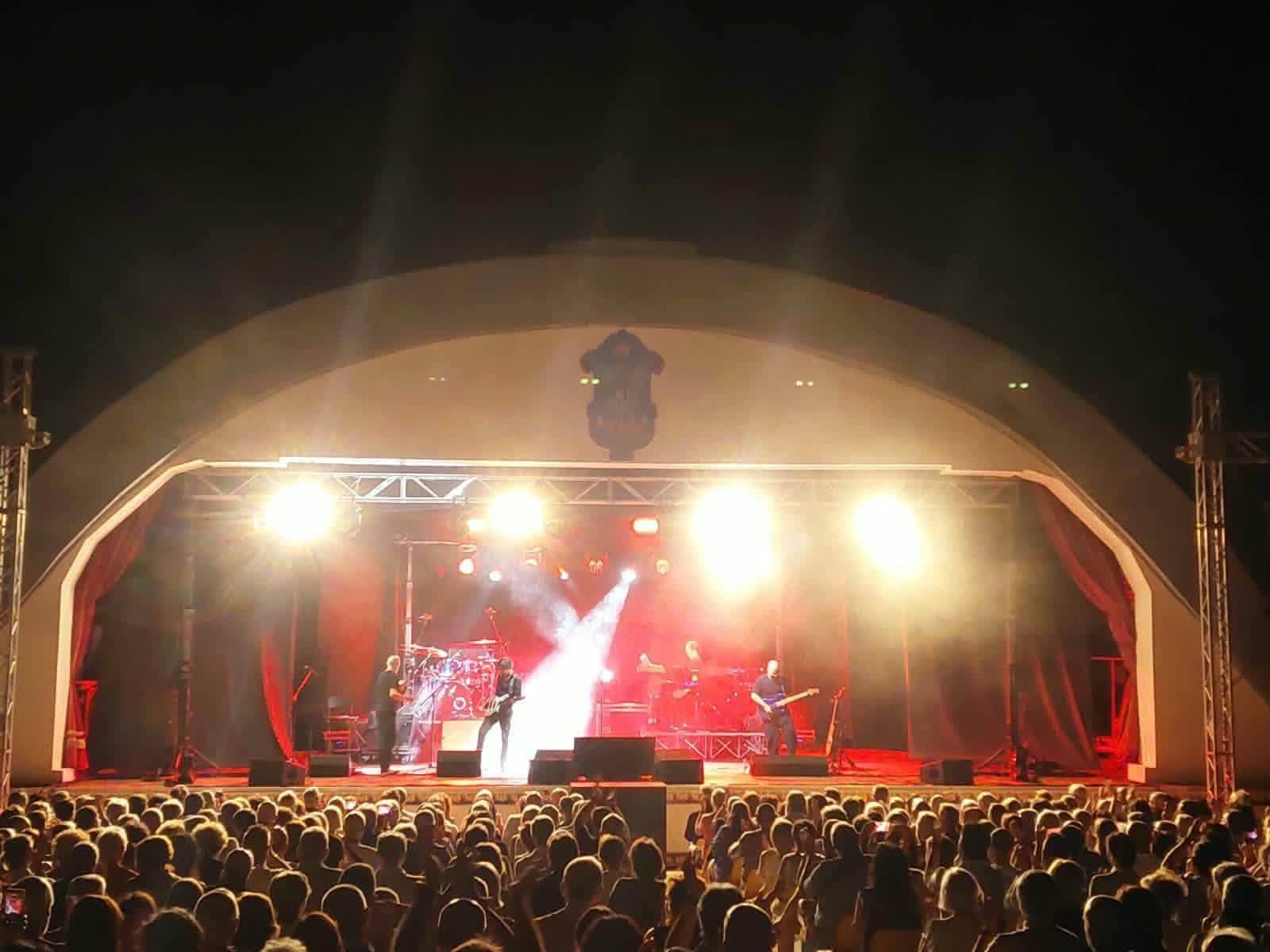Il pubblico al concerto della PFM – Premiata Forneria Marconi con Luca Zabbini a Marina di Modica, tour estivo 2026