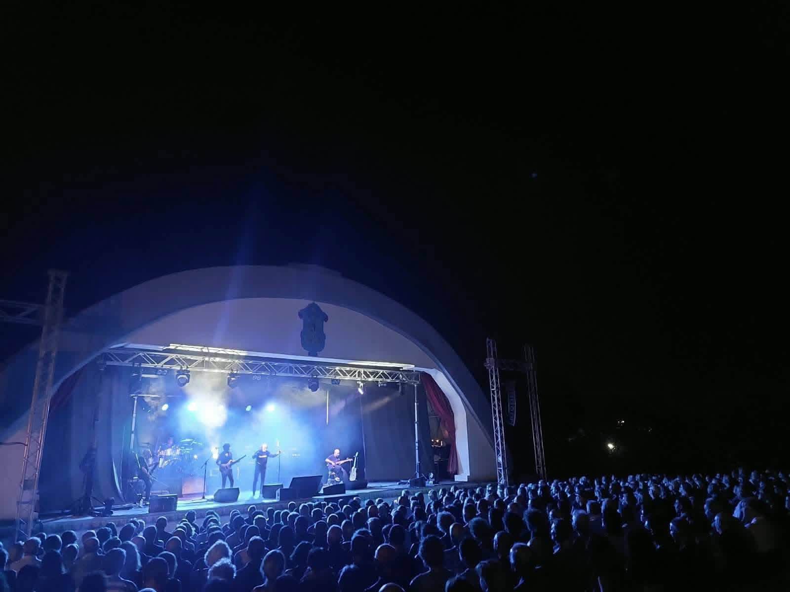 Panoramica del concerto della PFM – Premiata Forneria Marconi con Luca Zabbini a Marina di Modica, tour estivo 2026
